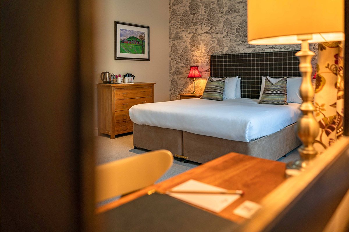 hotelroom and desk